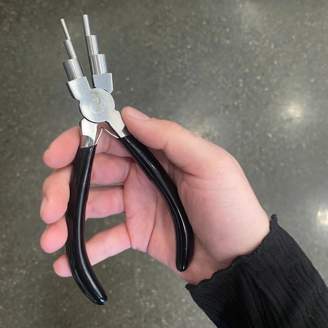 Multi-sized looping pliers